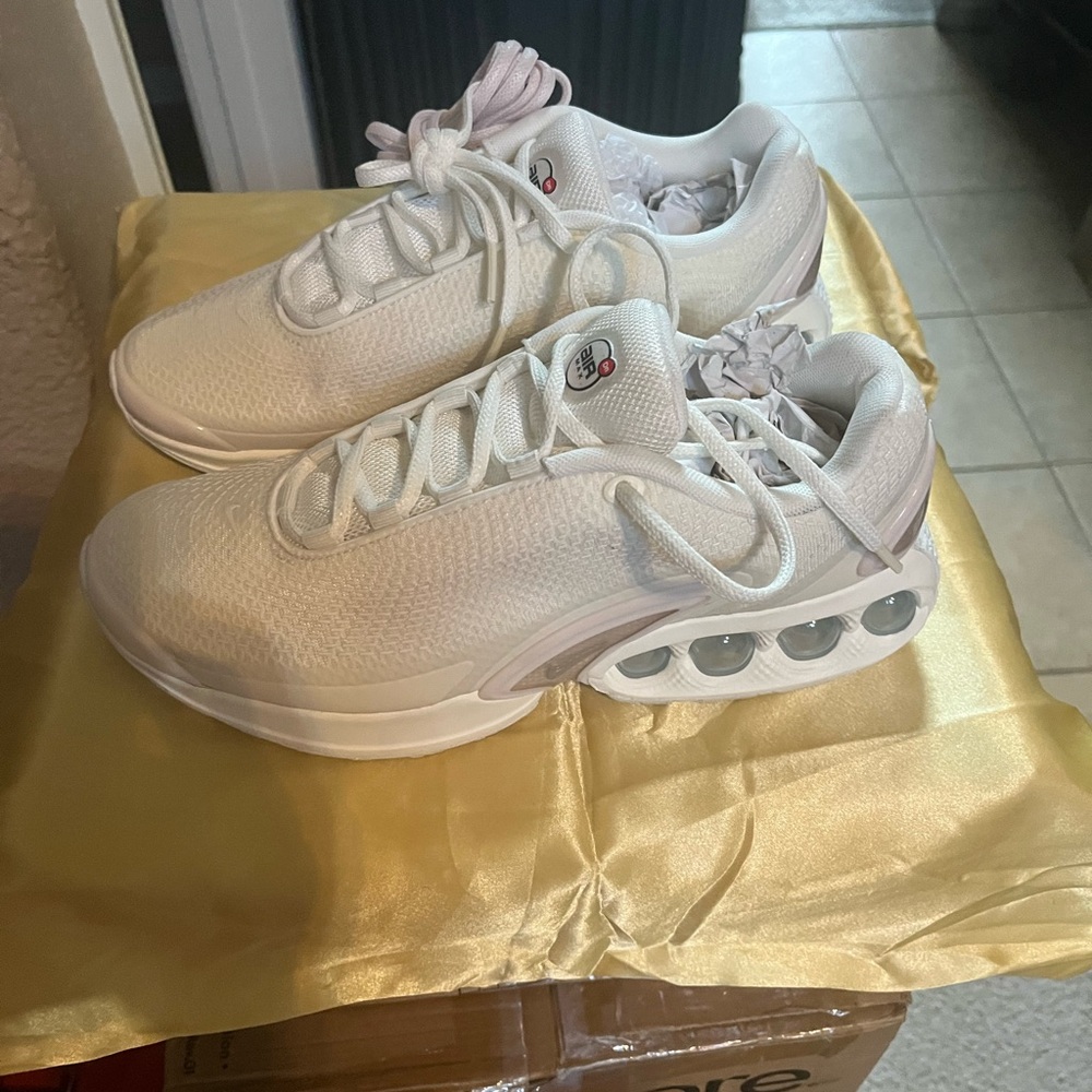 Nike Air Max DN SE in Sail and Soft Pink